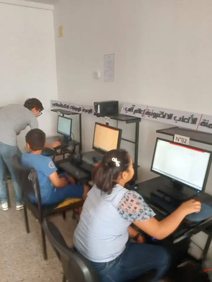 حصص تطبيقية في الإعلام الآلي والبرمجة بنادي جيل الشباب للرقمنة
